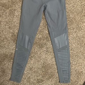 ALO yoga motto workout leggings in dusty blue